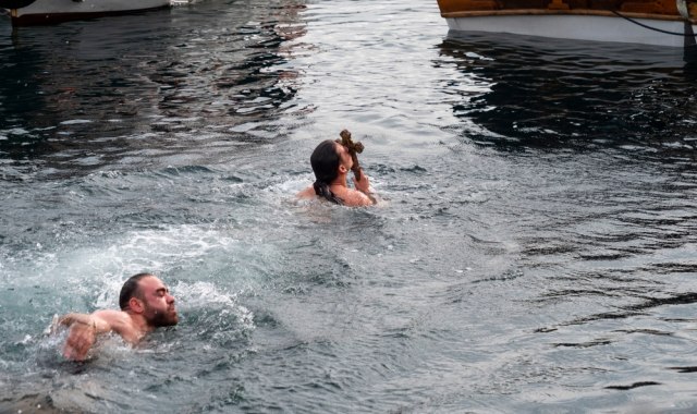 "Svi koji bi da plivaju za èasni krst prethodno da obave pregled"